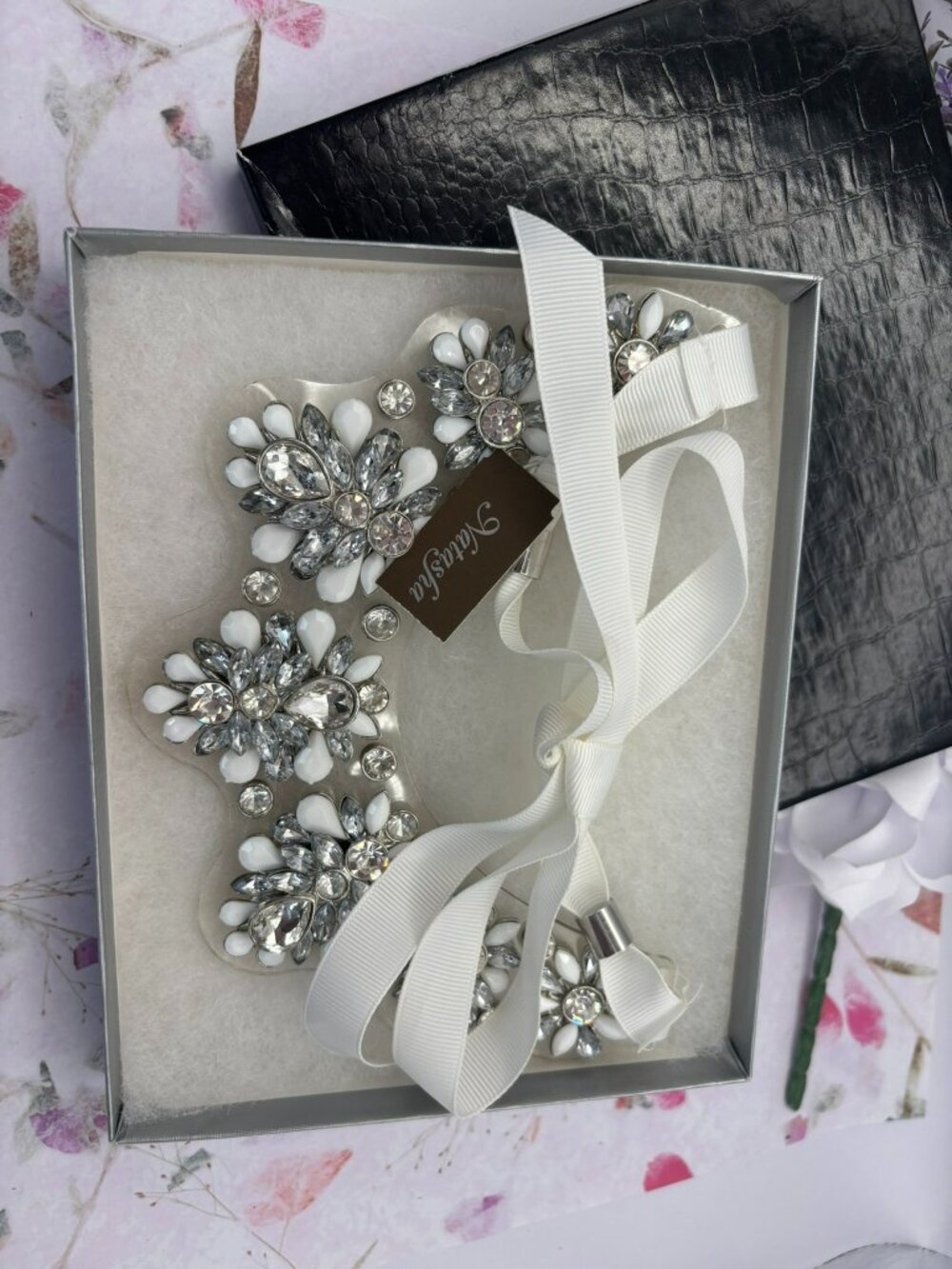 NWT Natasha Couture White Flower Crystal Rhinestone Acrylic Bib Collar Necklace